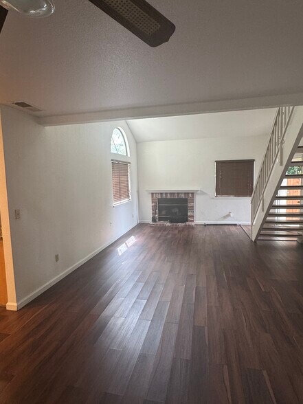 Building Photo - 600 Lighthouse Dr