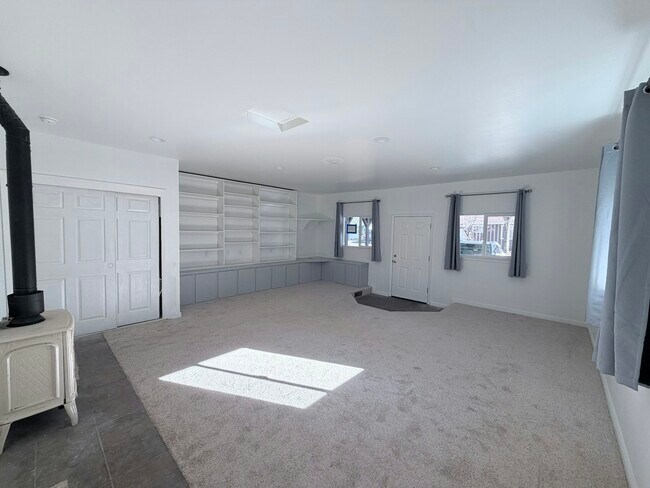 Building Photo - 670 Pine Way