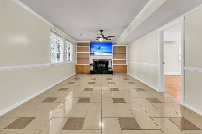 Building Photo - 121 Sully St