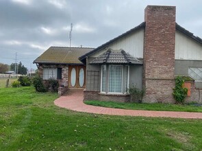 Building Photo - 3 bedroom, 2 bath westside Porterville