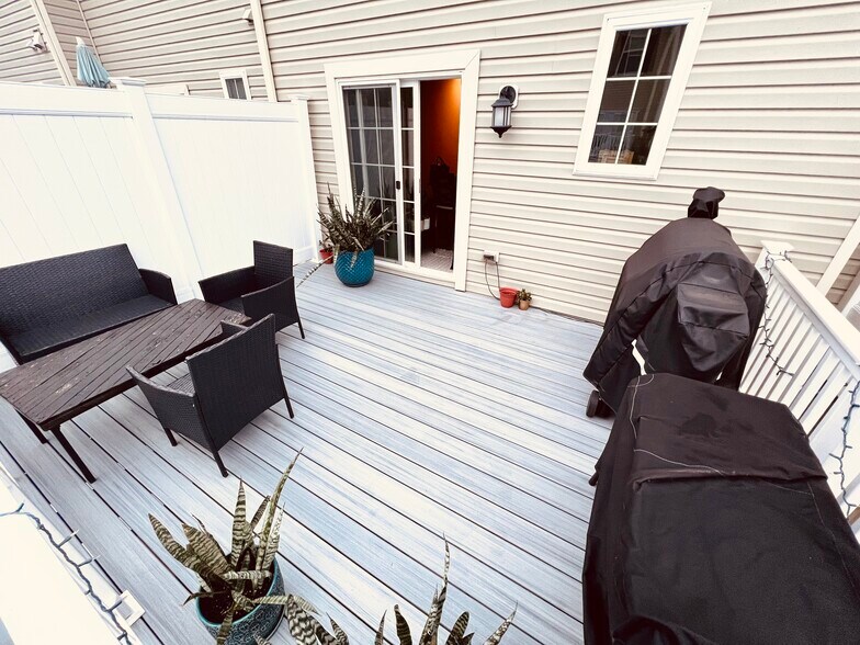 Building Photo - 8355 Daydream Cres