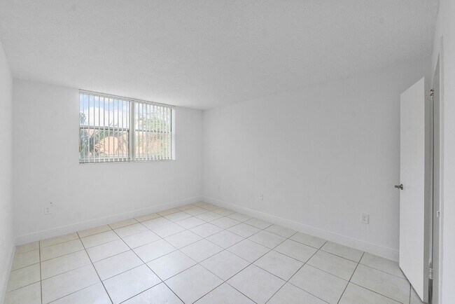 Building Photo - 1-Bedroom, 1.5-Bathroom Apartment in North Miami – Prime Location!