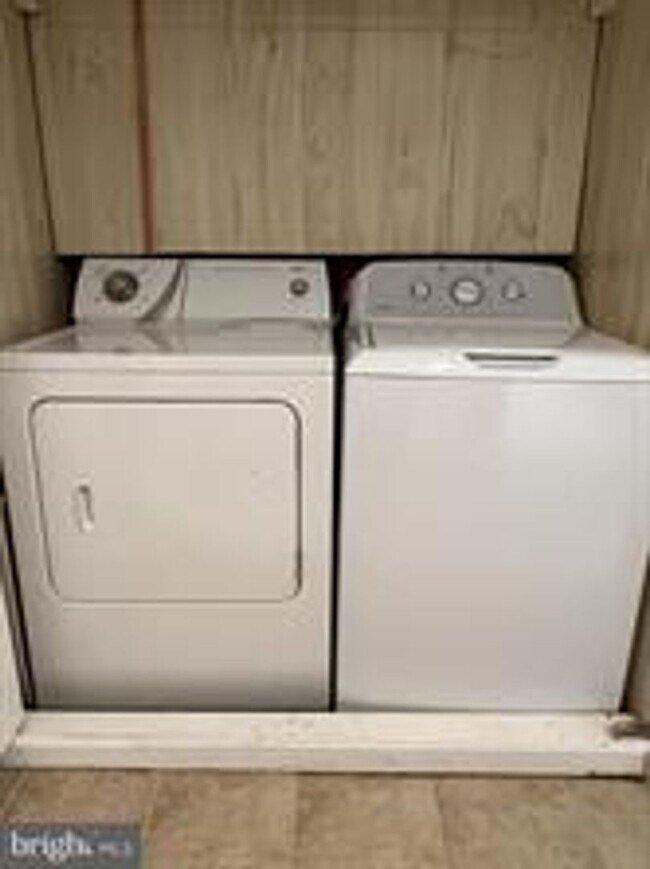 Building Photo - CHARMING BRICK COLONIAL HOME IN ROCKVILLE, CLOSE TO METRO AND ROCKVILLE TOWN CENTER