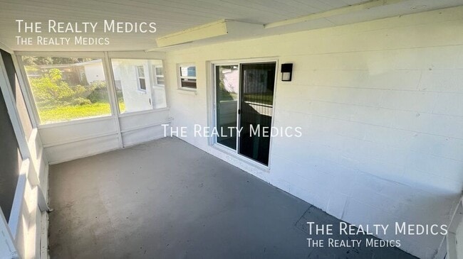 Building Photo - 2530 N Palm Dr