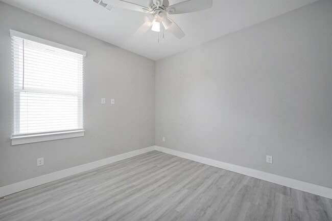 Building Photo - 346 Shady Bluff Dr