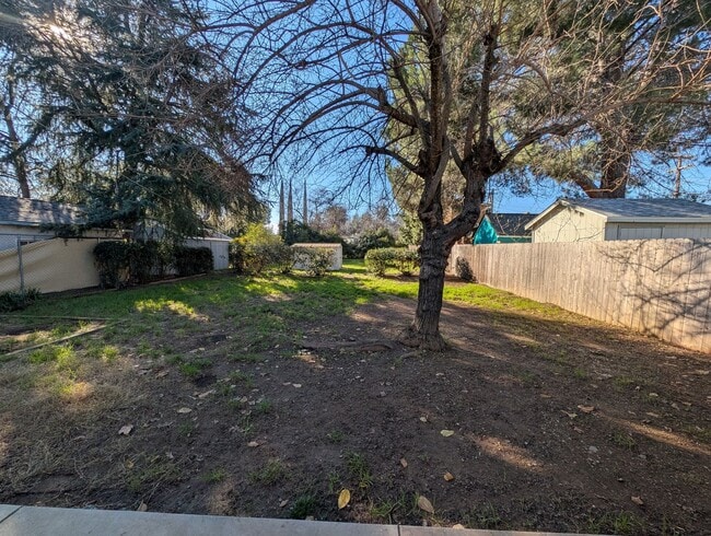 Building Photo - 3 Bedroom 1 Bath Near Redding Library