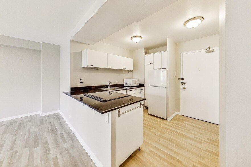 Building Photo - 2909 N Sheridan Rd