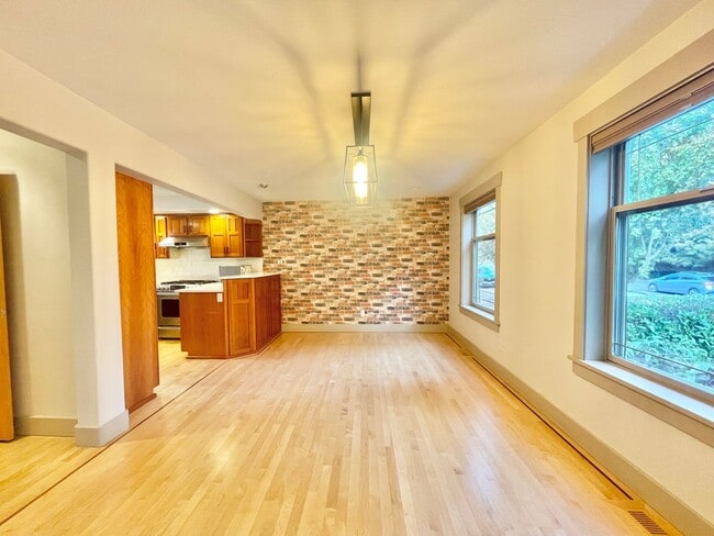 Building Photo - AVAILABLE NOW 3 BD 3.5 BA Townhome in Fremont