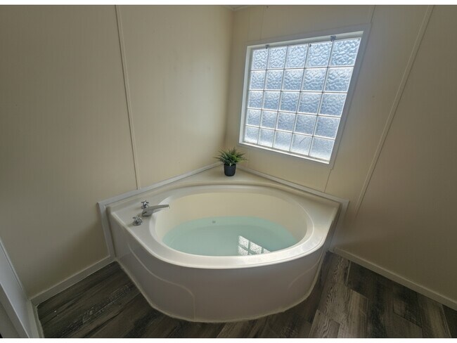 Building Photo - 235 Alview Dr