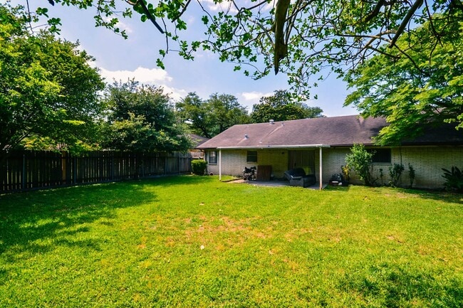 Building Photo - 8407 Edgemoor Dr