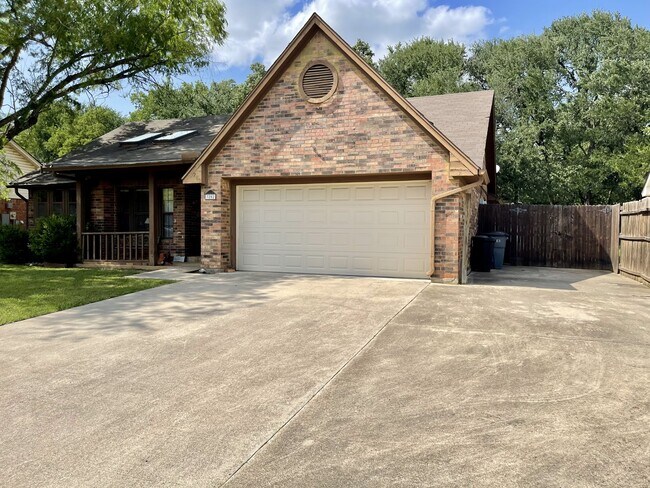 Building Photo - 3202 Fairview Dr