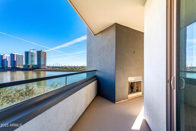 Building Photo - 945 E Playa Del Norte Dr