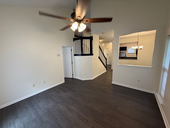 Building Photo - Beautiful End-unit townhome in university with Primary bedroom on 1st floor