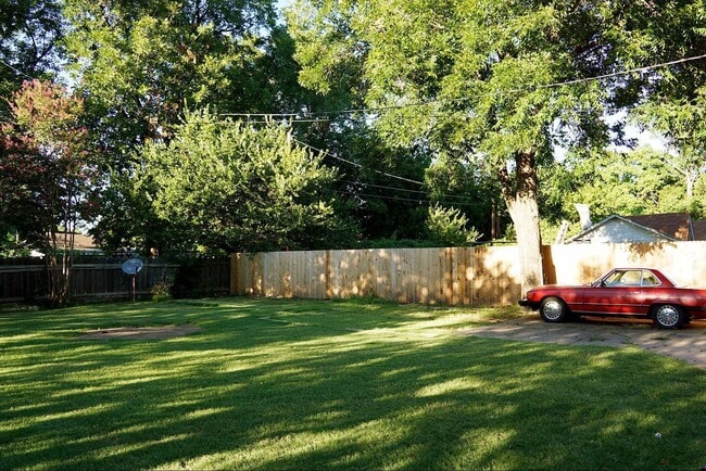 Building Photo - 3 BED 1 BATH TUDOR COTTAGE LAS VEGAS ADDIT...