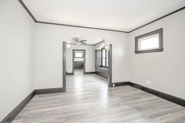 Building Photo - 4 BED 1 BATH BEAUTIFUL SINGLE FAMILY HOME ...