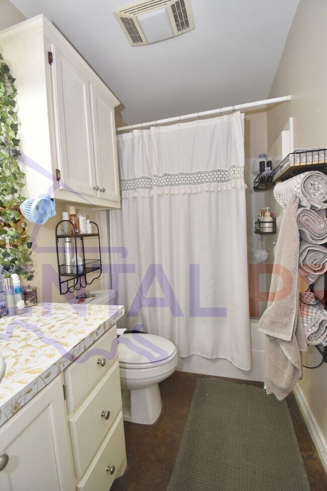 Building Photo - Three Bed, Two Bath Home in Ruston!