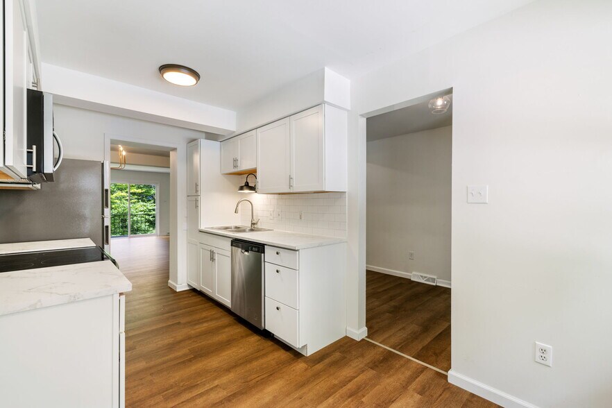 Building Photo - 215 Oakview Dr