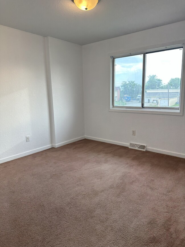 Building Photo - 1005 N Lincoln St