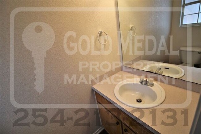 Building Photo - Beautiful 2-bed, 1.5-bath! - Now available...