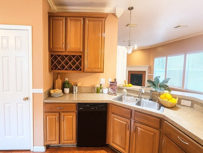 Building Photo - Spacious 4-bedroom, 3-bath home in desirab...