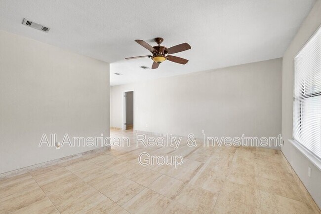Building Photo - 834 Boulevard De L'Orleans
