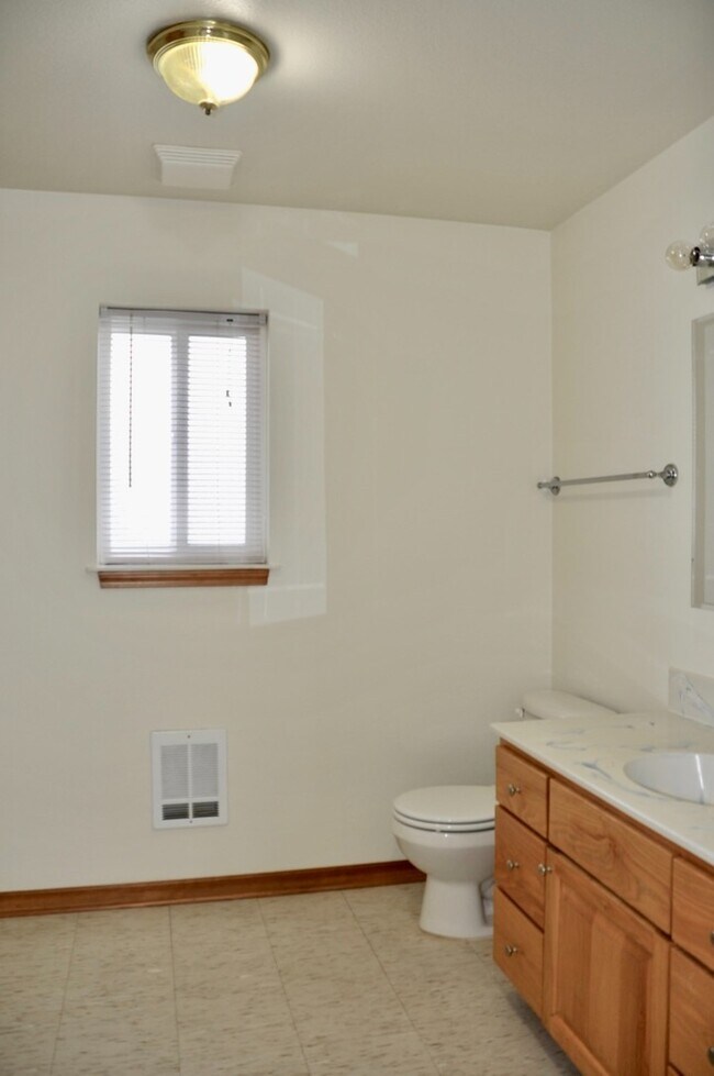 Building Photo - 2 bed 1 bath duplex