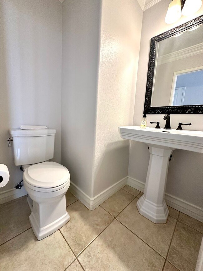 Building Photo - 4 bedroom beautiful Irvine home in gated N...
