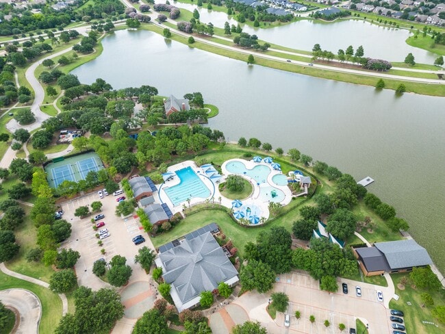 Building Photo - 17019 Seminole Ridge Dr