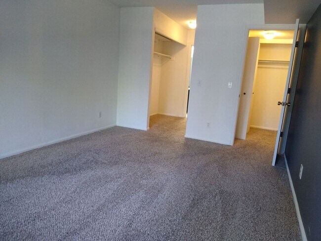 Building Photo - Awesome 2 Bedroom 2 Bath Condo w/ Garage P...