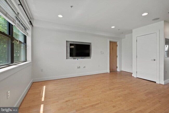 Building Photo - 1524 Independence Ave SE