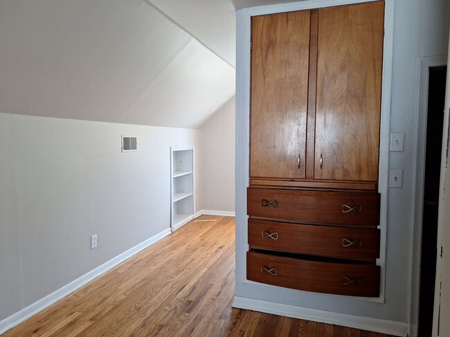 Building Photo - Charming 3 bedroom bungalow freshly updated