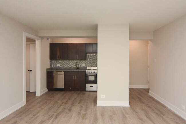 Building Photo - 448 W Wellington Ave
