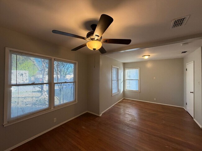 Building Photo - THREE BEDROOM TWO BATH TWO CAR GARAGE