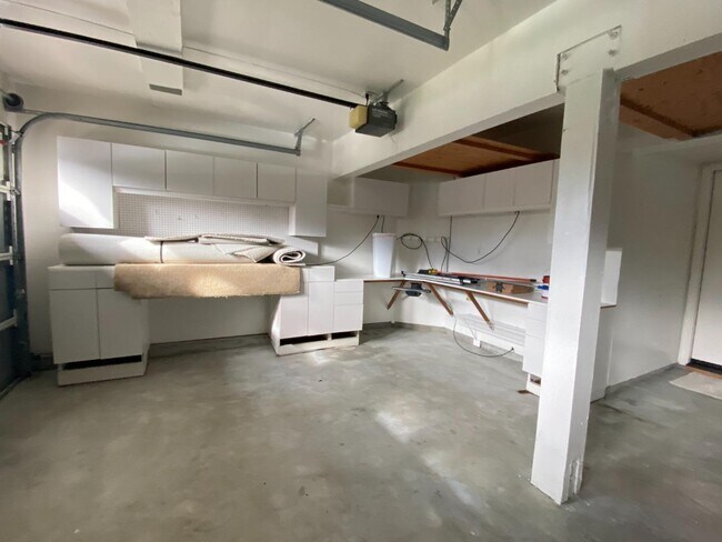 Building Photo - 323 Montserrat Dr