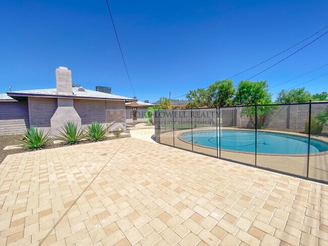 Building Photo - Beautiful 3 Bed, 2 Bath with Pool!! NO HOA!!! (Available on 05/01/26)