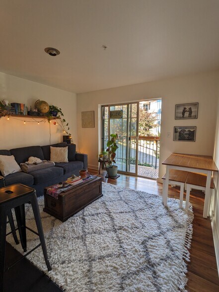 Living room - 700 E Denny Way