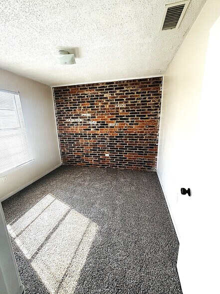 Building Photo - 402 S 2nd St