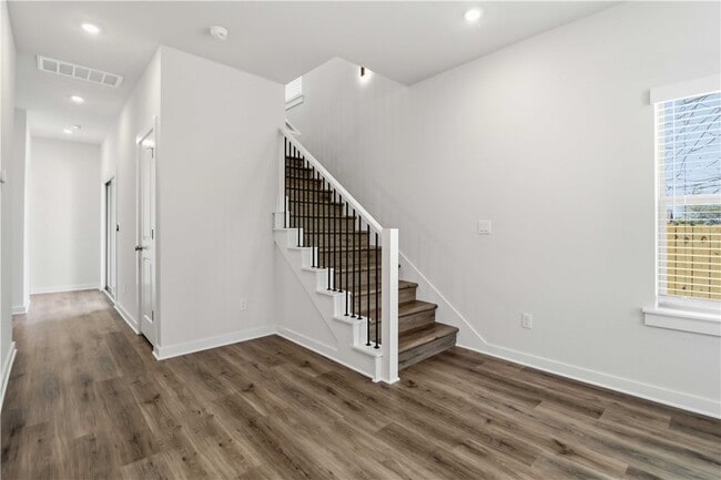 Building Photo - 3406 SE K St