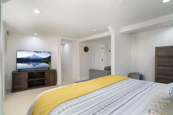 Building Photo - 1428 NE Adams St