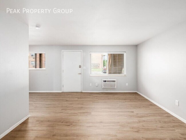 Building Photo - 593 Riverview Dr