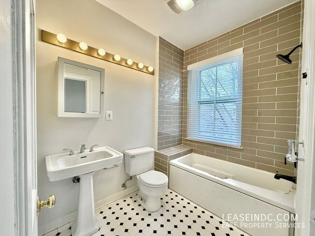 Building Photo - 1507 Vermont Ave NW