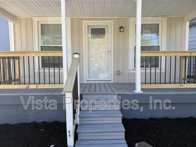 Building Photo - 538 University Ave