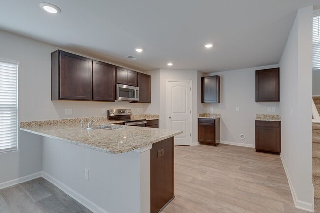 Building Photo - Spacious 5-Bedroom, 3-Bath Home in Prime F...