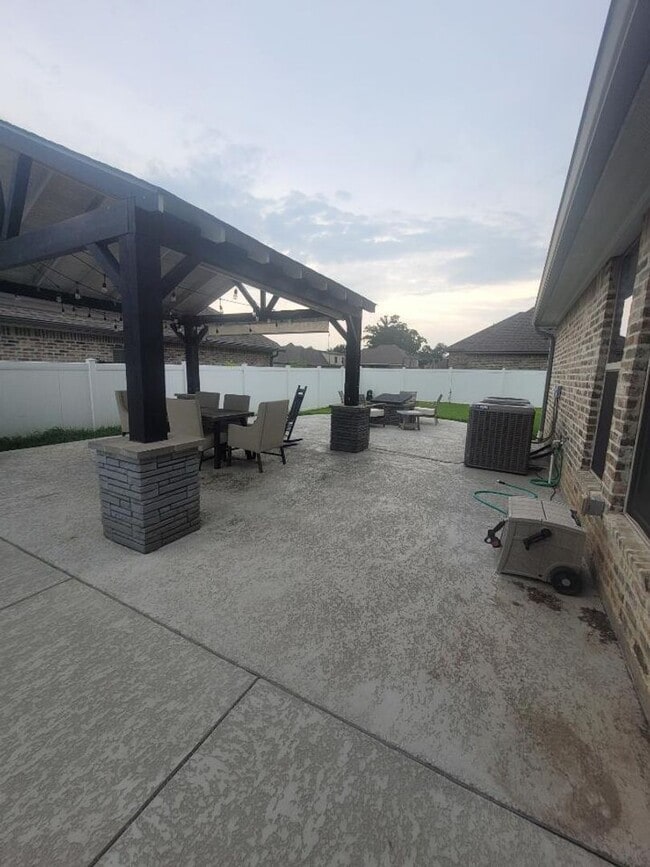 Building Photo - 724 Fir Wood Ln