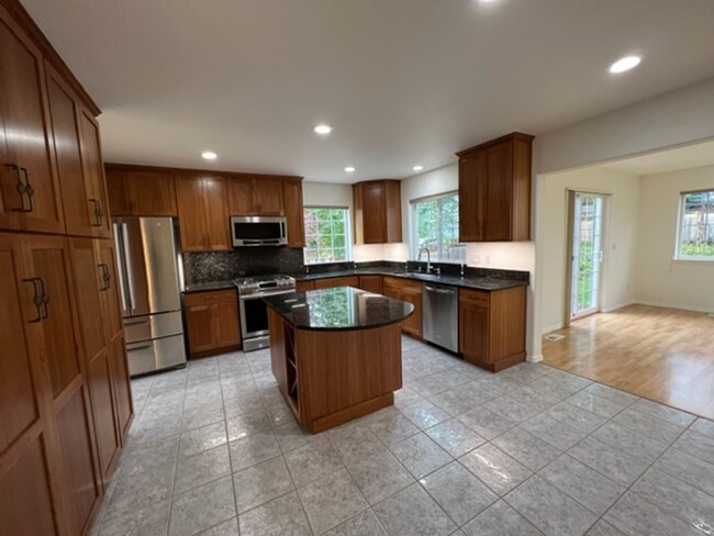 Building Photo - Beautiful 4 Bedroom Eagle River Home!