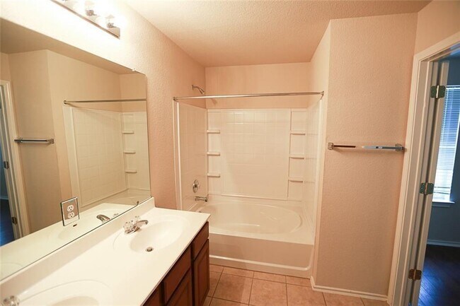 Building Photo - 2107 Charlotte Estates Dr