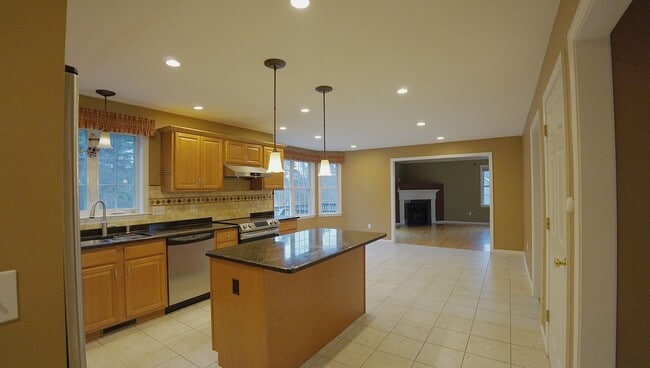 Building Photo - 15 Skyview Dr