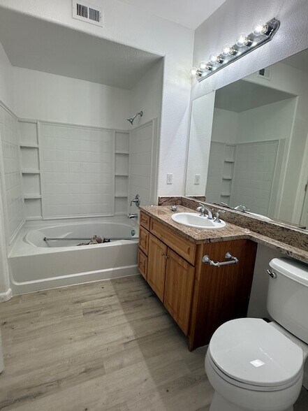 Building Photo - 1360 Shady Ln