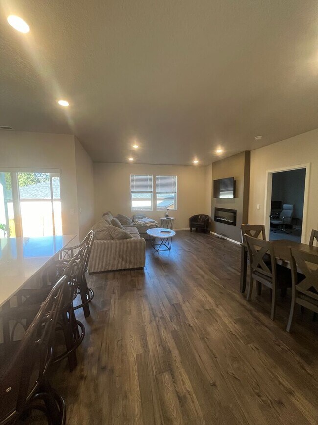 Building Photo - 3-Bedroom 2-Bathroom home in Lowell