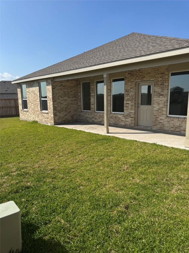 Building Photo - 902 Heaven Dr